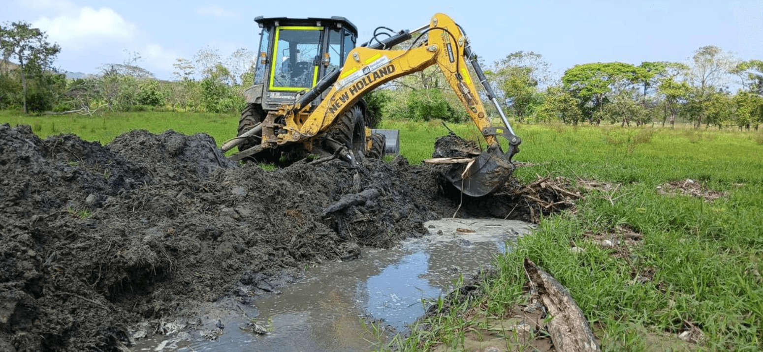 Córdoba despliega maquinaria para acelerar limpieza de canales antes de la temporada de lluvias